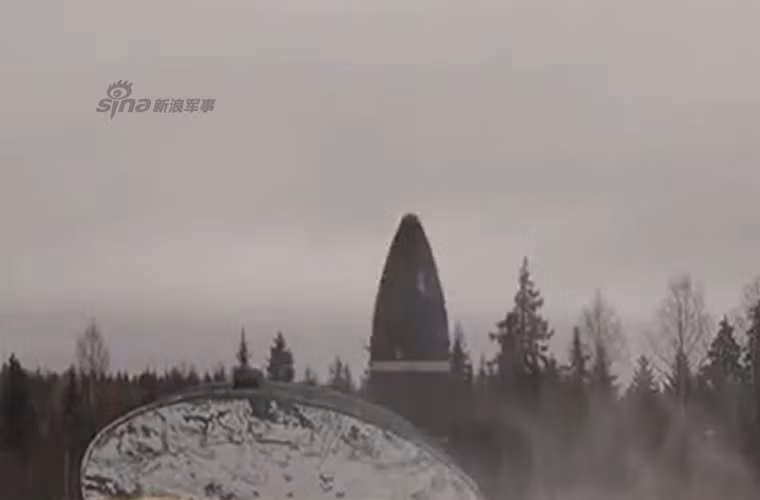 Đầu mũi quả tên lửa nặng hàng chục tấn bắt đầu lộ diện.