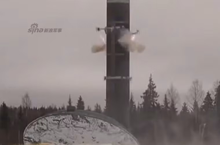 Đạn tên lửa Topol-M nặng tới 47,2 tấn, dài 22,7m, đường kính thân 1,9m, được kết cấu với ba tầng động cơ nhiên liệu rắn.