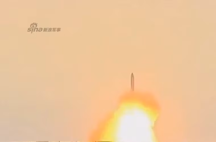 Với ba tầng động cơ đẩy nhiên liệu rắn, Topol-M có thể đạt tầm bắn tới 10.000km.