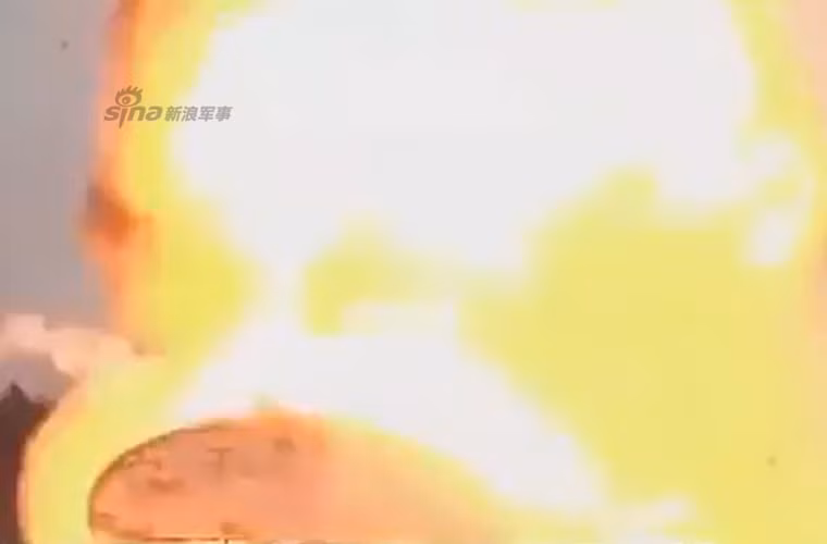 Khi mà quả tên lửa đã ra ngoài giếng phóng thì cũng là lúc động cơ đẩy kích hoạt. Trong ảnh có thấy rõ luồng lửa “khủng” chùm lên cửa hầm giếng phóng.