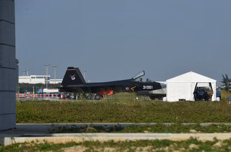 Ngoài Y-20, Trung Quốc lần đầu trình diễn trước công chúng một loạt thiết kế hàng không mới như J-31, J-15, J-16. Trong ảnh là tiêm kích tàng hình J-31 đậu trên đường băng ở khu vực triển lãm Chu Hải.