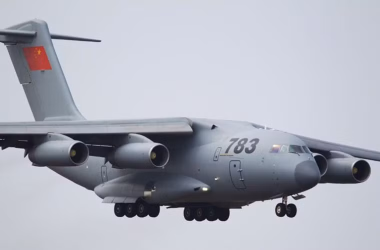 May bay Y-20 Trung Quoc khoac “ao moi” bay bieu dien