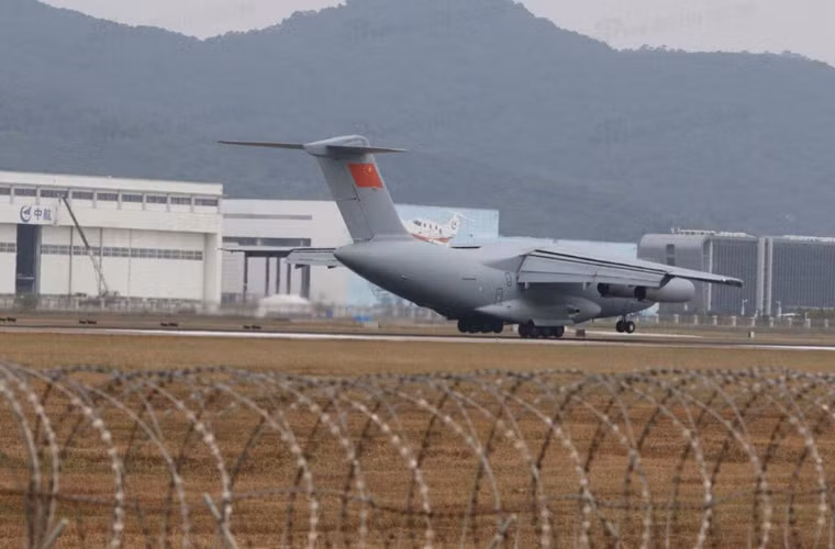 Y-20 được xem là thành tựu hàng không quân sự mới nhất của Trung Quốc, đưa quốc gia này vào top số ít các quốc gia trên thế giới sở hữu máy bay vận tải hạng nặng. Y-20 được cho là có tải trọng lên tới 66 tấn, tầm bay có thể đạt tới 5.000-10.000km.