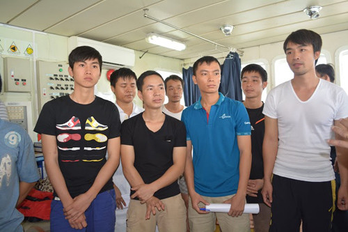 "Chúng tôi cứ ngỡ vĩnh viễn sẽ không được trở về...", các thuyền viên tâm sự trong nước mắt ngay sau khi được làm thủ tục nhập cảnh.