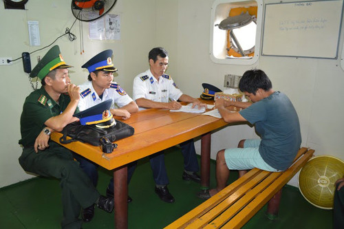 Một trong các thủy thủ đang làm việc với các ngành chức năng về diễn biến vụ cướp.