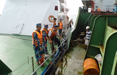 Lực lượng cảnh sát biển và các đơn vị liên quan đang tiếp cận tàu SUNRISE 689 để tổ chức khám nghiệm.