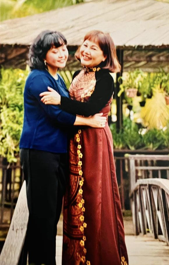 Hương Lan chụp chung với nghệ sĩ Ngọc Giàu năm 1999.