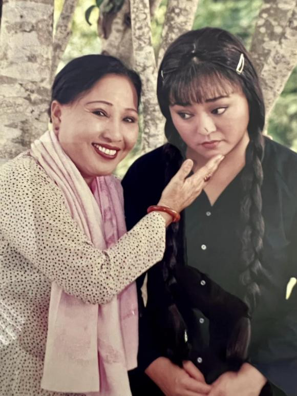 Một bức ảnh khác Hương Lan chụp cùng nghệ sĩ Hồng Nga.