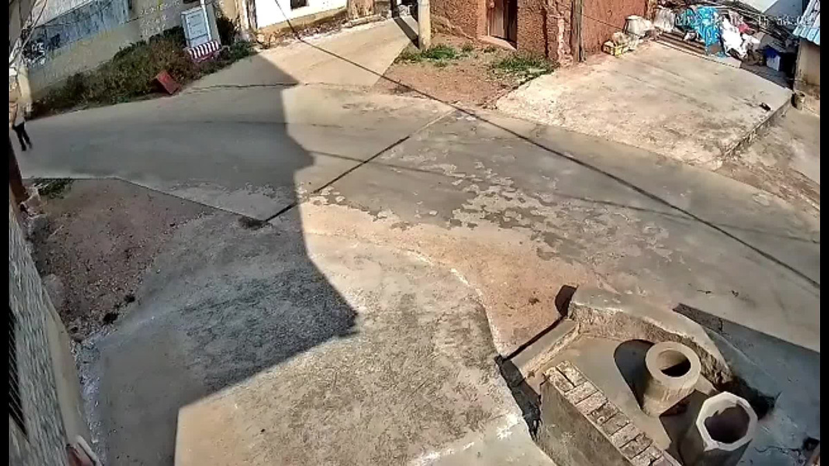 Video: Đang chơi đùa, bé gái 7 tuổi bế bé trai ném xuống giếng Video: Dang choi dua, be gai 7 tuoi be be trai nem xuong gieng