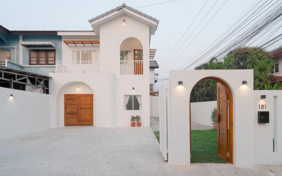  Ngày nay, việc cải tạo ngôi nhà được nhiều gia chủ lựa chọn. Bởi so với việc xây dựng mới hoàn toàn thì việc thiết kế cải tạo, thi công sữa chữa ít tốn kém và đỡ phức tạp hơn rất nhiều. 