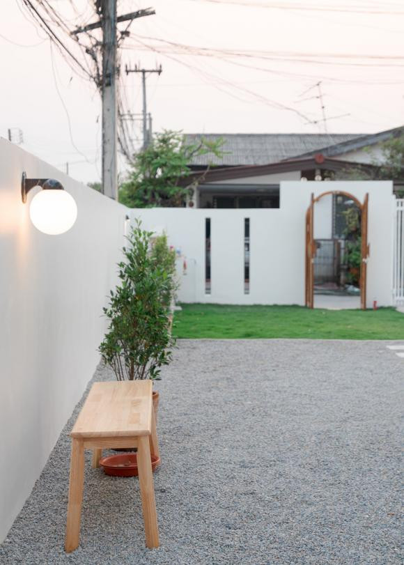 Căn nhà phố với diện tích sàn 42m2, gồm phòng khách, hai phòng ngủ, hai wc, phòng tắm, nhà bếp... được "lột xác" sau khi cải tạo.