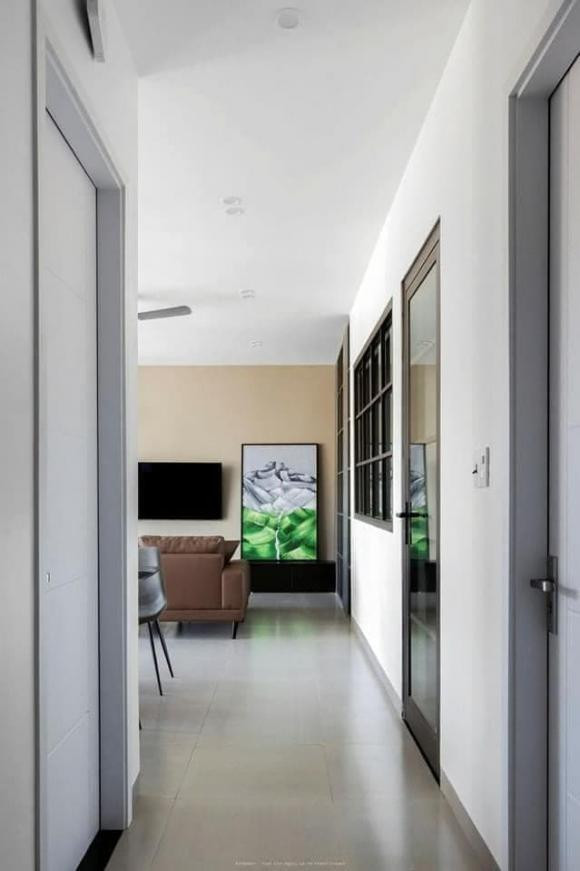 Không gian trong nhà tối giản nhưng vẫn rất tiện nghi.