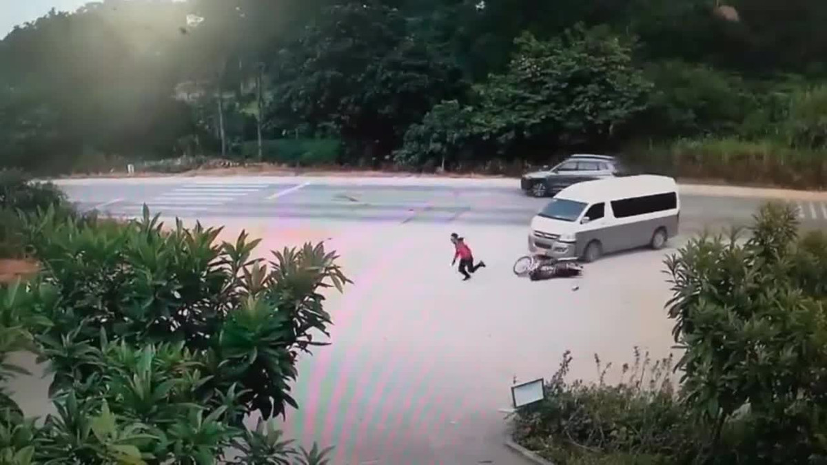 Video: Dam vao dau o to, nam thanh nien “ha canh” kho tin