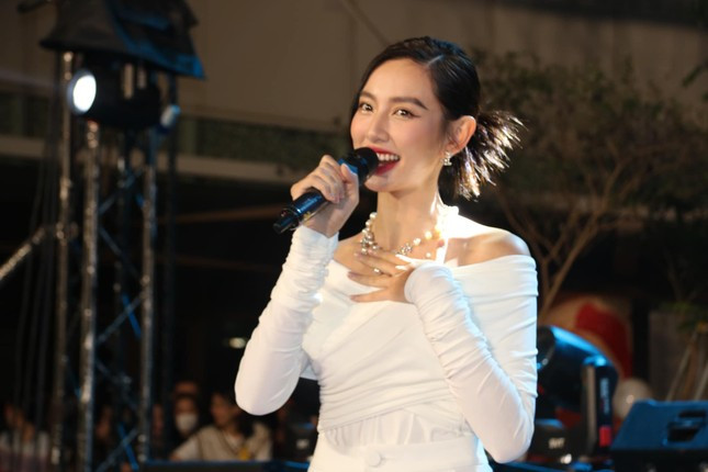 Đây là trang phục mà Thùy Tiên đã mặc đi dự sự kiện ngay trước khi ghi hình với S.T Sơn Thạch. Khi đó, chiếc áo vẫn lành lặn nên khán giả đoán rằng nàng hậu đã sơ suất vướng tay áo vào chỗ nào sắc nhọn gây ra vết rách mà không biết.