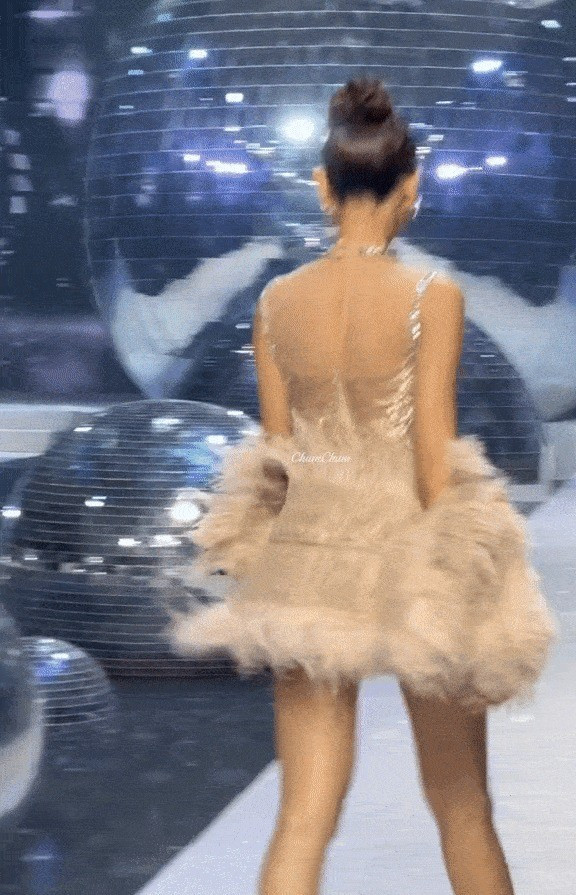 Sự cố này khiến cho danh sách những lần trục trặc trang phục của Thùy Tiên lại dài thêm ra. Trước đó, Hoa hậu Hòa bình Quốc tế 2021 từng gặp chuyện hài hước khi cô mặc ngược chiếc áo khoác lông trong một show thời trang. Thay vì quay mặt có lông ra ngoài thì Thùy Tiên lại lộn lớp lót ra, nhưng rất may mà điều này không ảnh hưởng nhiều đến tổng thể bộ trang phục.