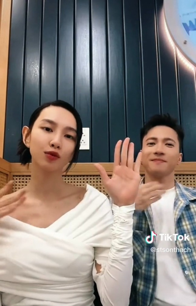 Nếu Hoa hậu Thùy Tiên không giơ tay lên để nhún nhảy thì tất nhiên khán giả sẽ không thể phát hiện vết rách này, bởi nó ở chỗ khá kín đáo. Ngay chính nàng hậu cũng không biết và cứ vô tư ghi hình, đâu có ngờ càng làm theo các động tác trong bài hát thì càng làm vết rách lộ rõ hơn.