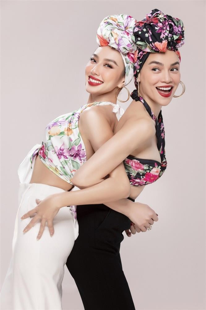 hùy Tiên cùng Hồ Ngọc Hà còn chụp bộ ảnh chung, với trang phục, trang điểm giống nhau nên nhìn như hai chị em. Khi này, cả hai người đẹp lại quấn khăn giấu tóc và cư dân mạng đều phải tấm tắc khen Thùy Tiên có gương mặt quá hài hòa, có thể “cân” được mọi kiểu tóc khác nhau.