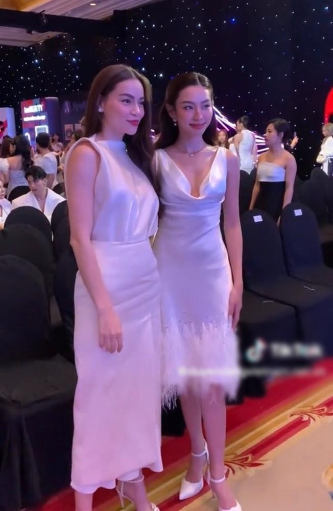 rong sự kiện này, Hồ Ngọc Hà cũng tham dự nên hai người đẹp có dịp khoe sắc cùng nhau. Đều chọn váy lụa trắng, đều thả tóc xõa tự nhiên nhưng Hồ Ngọc Hà cùng Thùy Tiên vẫn khoe được khí chất khác biệt.