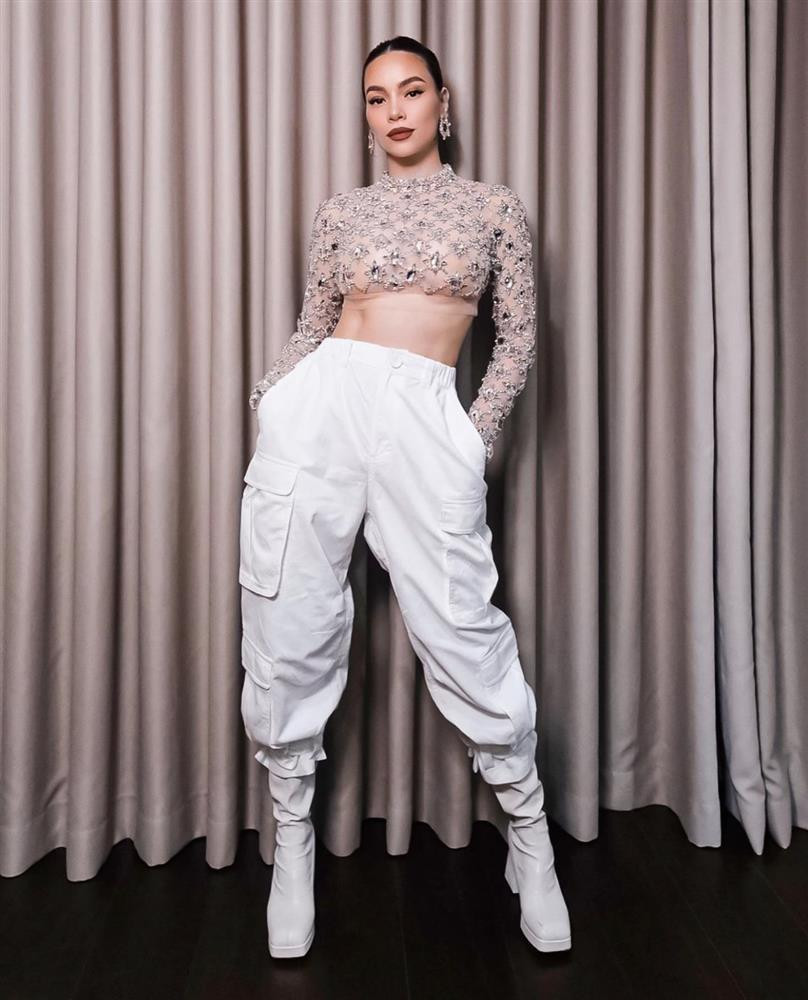 ứng danh nữ ca sĩ chịu đầu tư và gu thời trang hút mắt nhất nhì Vbiz, Hà Hồ chiếm trọn spotlight trong set đồ gồm áo crop xuyên thấu đính đá, mix cùng quần thụng túi hộp và boots cao cổ "hack" chân