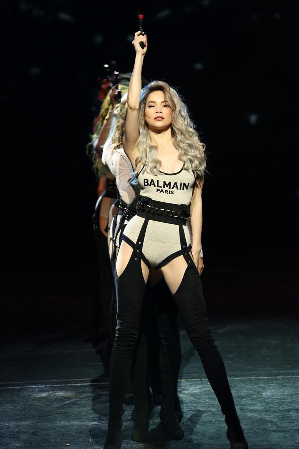 ại một chương trình nghệ thuật tại Singapore, Hà Hồ đã biến tấu bộ đồ bơi này thành bodysuit lên sân khấu khiến netizen trầm trồ. Cô chọn đôi bốt cao cổ và phụ kiện đai đi kèm.