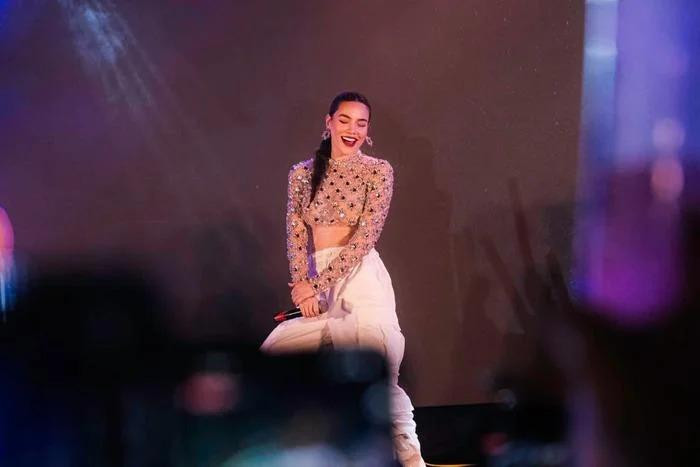  Với mức thu nhập thuộc hàng "khủng", Hà Hồ thừa điều kiện để liên tục làm mới tủ đồ thời trang. Xinh đẹp, giàu có và sành hàng hiệu, luôn bắt trend tốt là thế nhưng có những lúc, dân tình vẫn bất ngờ khi thấy Hà Hồ mặc lại đồ cũ, không chỉ trang phục đời thường mà cả khi đi biểu diễn. Trên trang cá nhân, Hồ Ngọc Hà gây chú ý khi chia sẻ loạt ảnh "cháy" hết mình trong một đêm diễn mới đây. 