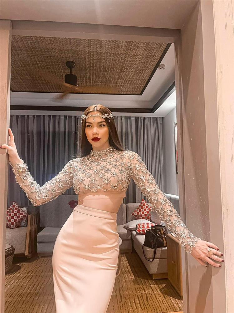 ân tình cũng nhanh chóng soi ra chiếc áo lấp lánh mà nữ ca sĩ diện trên người từng được mang lên một sân khấu vào tháng 12/2022. Khi đó, người đẹp xuất hiện với hệt như một nữ thần khi phối cùng chân váy và vòng đeo đầu lấp lánh.