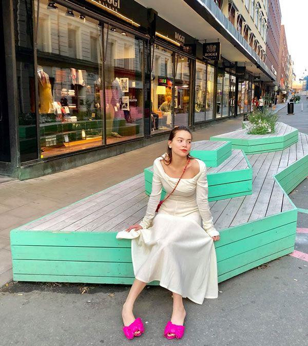 ##ss###style="text-decoration: underline;">Hà Hồ diện váy trắng tinh khôi đi dạo phố cùng Kim Lý, cô mix túi xách Chanel và giày nơ đồng điệu với tông màu hồng neon