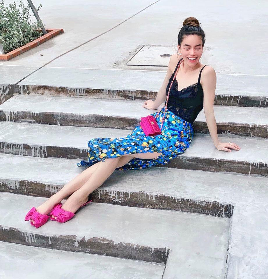 ombo túi xách và giày thần thánh được cô trưng dụng lại trong một buổi chiều đi dạo trên phố với chiếc váy hoa quyến rũ.