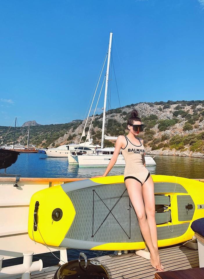 rong chuyến nghỉ mát cùng Kim Lý, Hà Hồ xuất hiện ấn tượng trong bộ áo tắm 1 mảnh từ Balmain, giá 23 triệu đồng