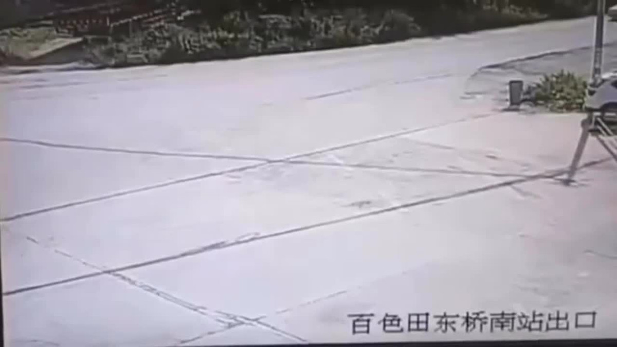 Video: Va chạm kinh hoàng, nam thanh niên văng lên nóc ô tô Video: Va cham kinh hoang, nam thanh nien vang len noc o to