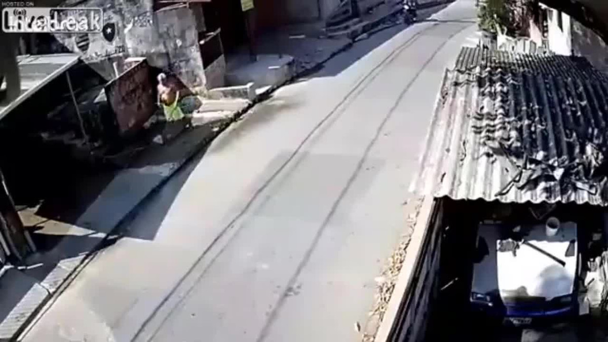 Video: Chở nhau đi cướp, đôi nam nữ bị dân cầm gậy đuổi đánh Video: Cho nhau di cuop, doi nam nu bi dan cam gay duoi danh