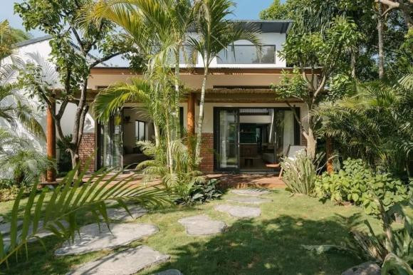 Ngôi nhà hai tầng với khuôn viên xanh mát.