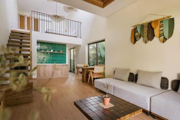 Nội thất trong nhà toát lên sự mộc mạc, gần gũi, pha trộn với nét hiện đại. 