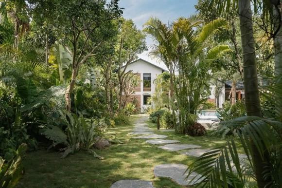 Cuộc sống xô bồ, nhiều người có ước mơ vừa có một không gian nghỉ dưỡng vừa phục vụ được đại gia đình vừa có thể kinh doanh. Ngôi nhà dưới đây hiện thực hóa ước mơ đó. Ngôi nhà được dựng lên trong một không gian tràn ngập cây xanh mát, và bể bơi rộng 100m2. 