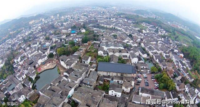 “Trung Quoc de nhat ky thon” la noi o hau due cua ai?