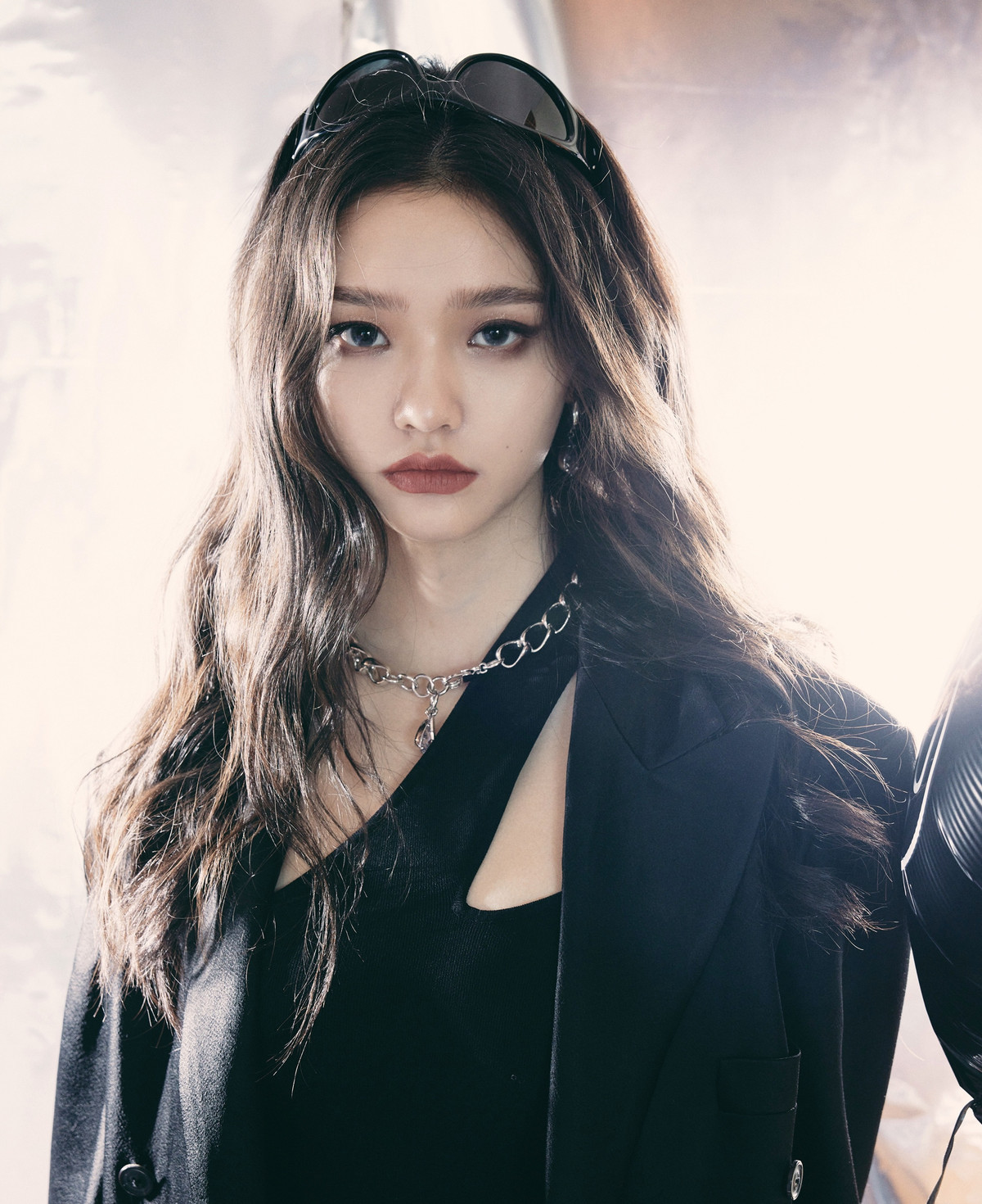 Trong khi đó, Châu Tinh Trì yêu cầu rất cao ở các tác phẩm của mình, 5-6 năm vua hài mới ra mắt một bộ phim, khiến sự nghiệp của các nghệ sĩ dưới trướng ông gặp khó khăn. Tài tử Lý Thượng Chính (từng đóng chủ nhiệm Tào trong Siêu khuyển thần thông, Sa Tăng trong Tây du hàng ma thiên, cảnh sát hài hước trong Mỹ nhân ngư) đã phải từ bỏ giấc mơ điện ảnh để quay lại làm người dẫn chương trình vì không có dự án tham gia.