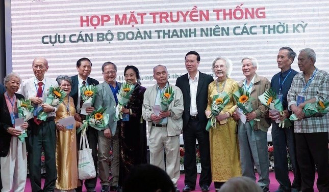 Chu tich nuoc Vo Van Thuong gap mat cac cuu can bo Doan-Hinh-5