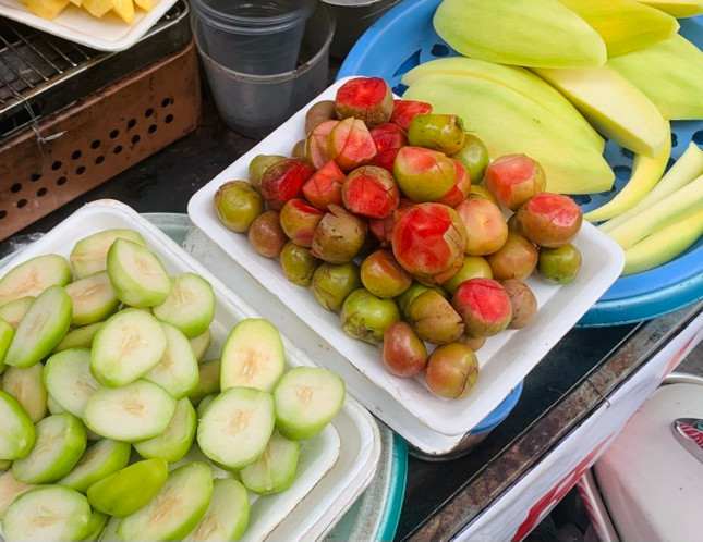 Chị Ngọc - một tiểu thương bán hàng trên phố Xã Đàn - nói : “Mận hậu Sơn La đầu mùa trước khá chua và chát, nhưng những năm gần đây do nhu cầu của khách hàng lớn nên tại các vườn cũng thay đổi phương pháp trồng, cho ra số lượng quả nhiều hơn và chất lượng quả cũng giòn ngọt như lúc chính vụ. Giá thành của mận hậu vì thế cũng hạ nhiệt hơn so với những năm trước. 1kg mận năm ngoái có giá có thể lên đến 250.000 đồng thì hiện chỉ khoảng 100.000 - 150.000 đồng”.