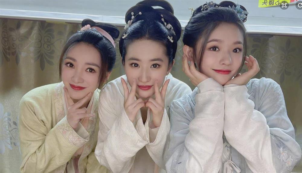 gay cả khi chụp cùng "thần tiên tỷ tỷ" Lưu Diệc Phi và Liễu Nham, Lâm Duẫn cũng không hề kém cạnh.