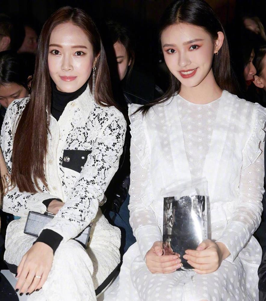 gay cả khi chụp ảnh cùng các nghệ sĩ nước ngoài, nàng "Mỹ nhân ngư" vẫn toát ra được khí chất quyến rũ. Vẻ ngoài trẻ trung hơn tuổi cũng là điểm mạnh giúp Lâm Duẫn ghi điểm hơn Jessica (cựu thành viên SNSD).