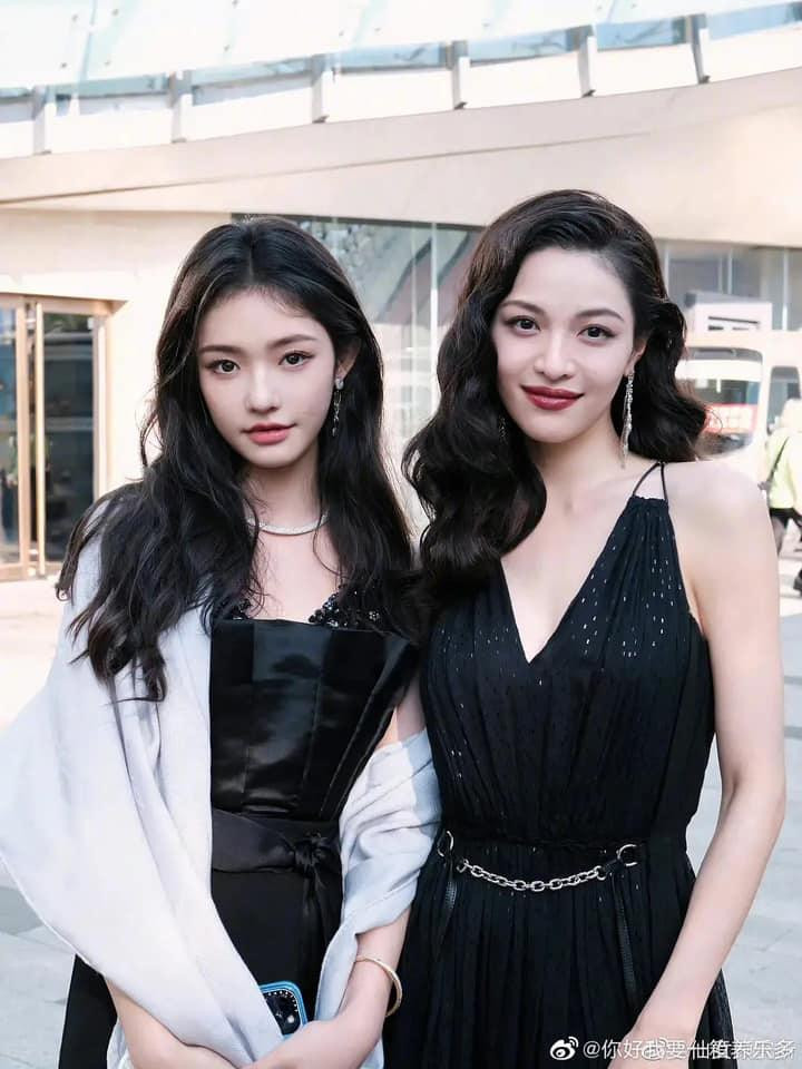 hiều khán giả nhận xét, nếu đứng riêng Lâm Duẫn (bên trái) không quá nổi bật, song khi chụp cùng người khác đường nét gương mặt cô lại cuốn hút hơn hẳn.