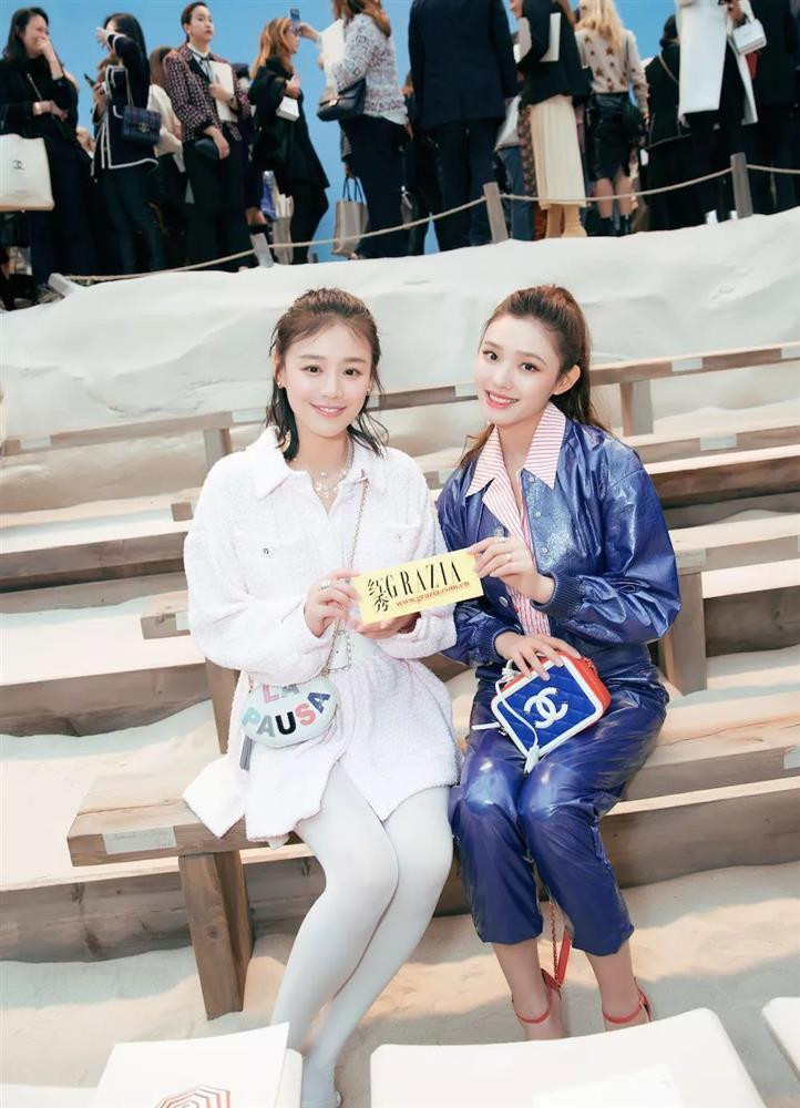 ó thể thấy rõ nhan sắc Lâm Duẫn nhiều lần chiếm ưu thế khi chụp cùng các sao nữ khác. Chụp cùng "ảnh hậu" Mã Tư Thuần trong một sự kiện thời trang, Lâm Duẫn thu hút nhờ ngũ quan sắc nét.