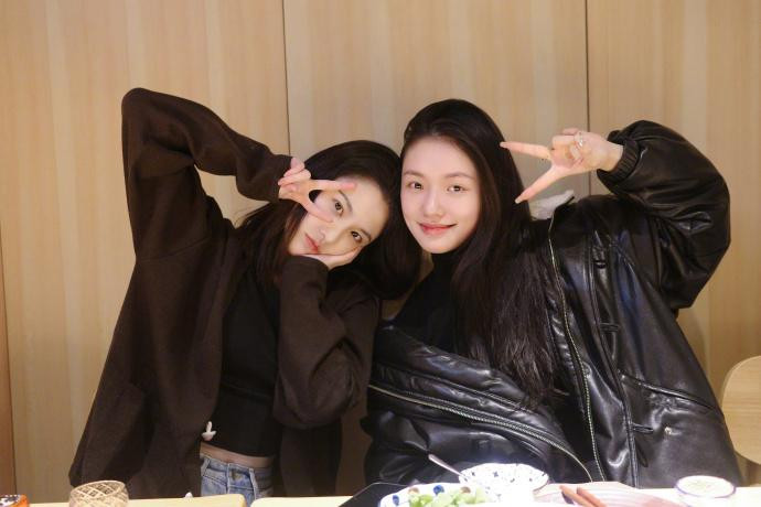 rong bức ảnh này Lâm Duẫn (bên phải) gần như không trang điểm, song cô được khen ngợi có làn da trắng mịn và đôi mắt long lanh.