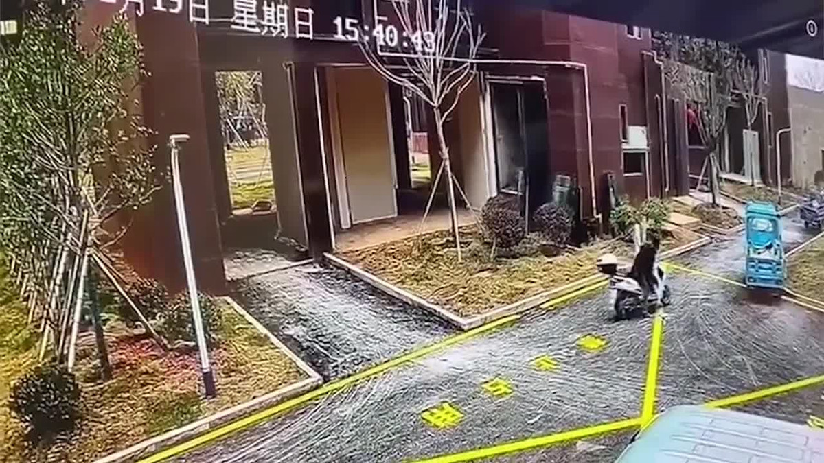 Video: Kinh hoàng cảnh người đàn ông bị kính cường lực rơi trúng đầu Video: Kinh hoang canh nguoi dan ong bi kinh cuong luc roi trung dau