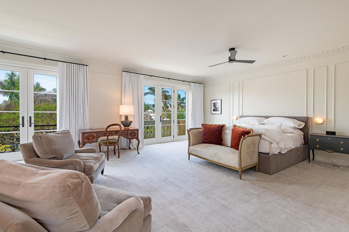 Dãy phòng ngủ trên tầng 2 được thiết kế gần giống nhau, tất cả đều bao gồm khu vực tiếp khách và khu vực làm việc riêng trong mỗi phòng.