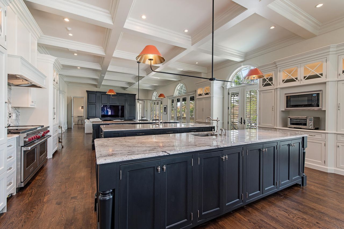 Phòng bếp bên cạnh được thiết kế vừa hiện đại lại vừa cổ điển, với trần nhà điêu khắc và nhiều cửa lớn hình vòm. Phòng bếp cũng sở hữu 3 bàn đảo bằng đá hoa cương cùng một lò nướng đôi và hệ thống bếp hồng ngoại tân tiến.