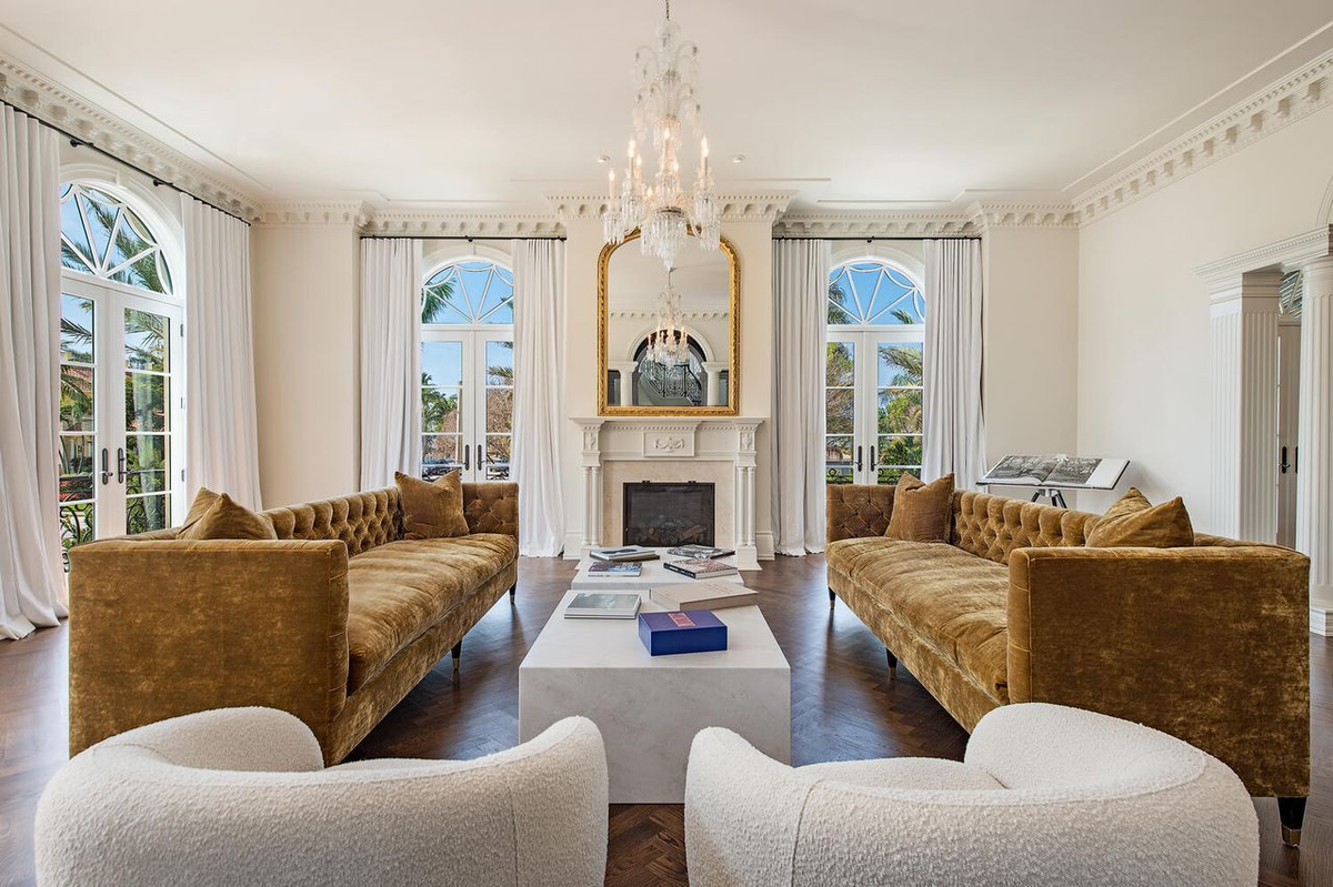 Nằm trong khu phố lịch sử tại Old Naples (Florida, Mỹ), dinh thự có diện tích khoảng 700 m2 với một phòng khách lớn, một phòng bếp, 4 phòng ngủ master cùng các phòng tắm độc lập bên trong.