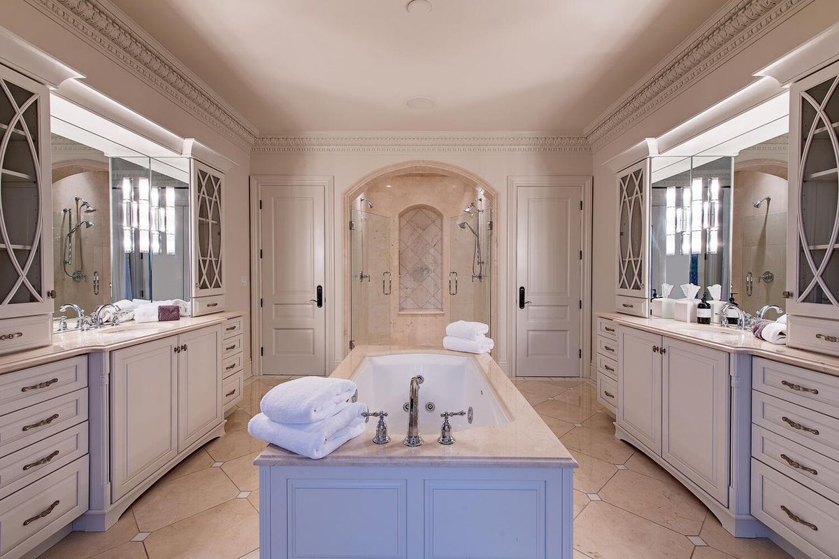 Ngoài ra, phòng tắm độc lập bên trong cũng được lát đá cẩm thạch và lắp đặt hệ thống tủ đồ kép cùng với bồn tắm chính giữa.