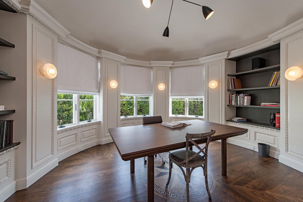 Bên cạnh các tiện nghi nói trên, căn biệt thự còn có một phòng sinh hoạt để giải trí, một hầm rượu với sức chứa 1.000 chai, một phòng thư viện, một phòng gym và khu vực tiếp khách có mái che ngoài trời.