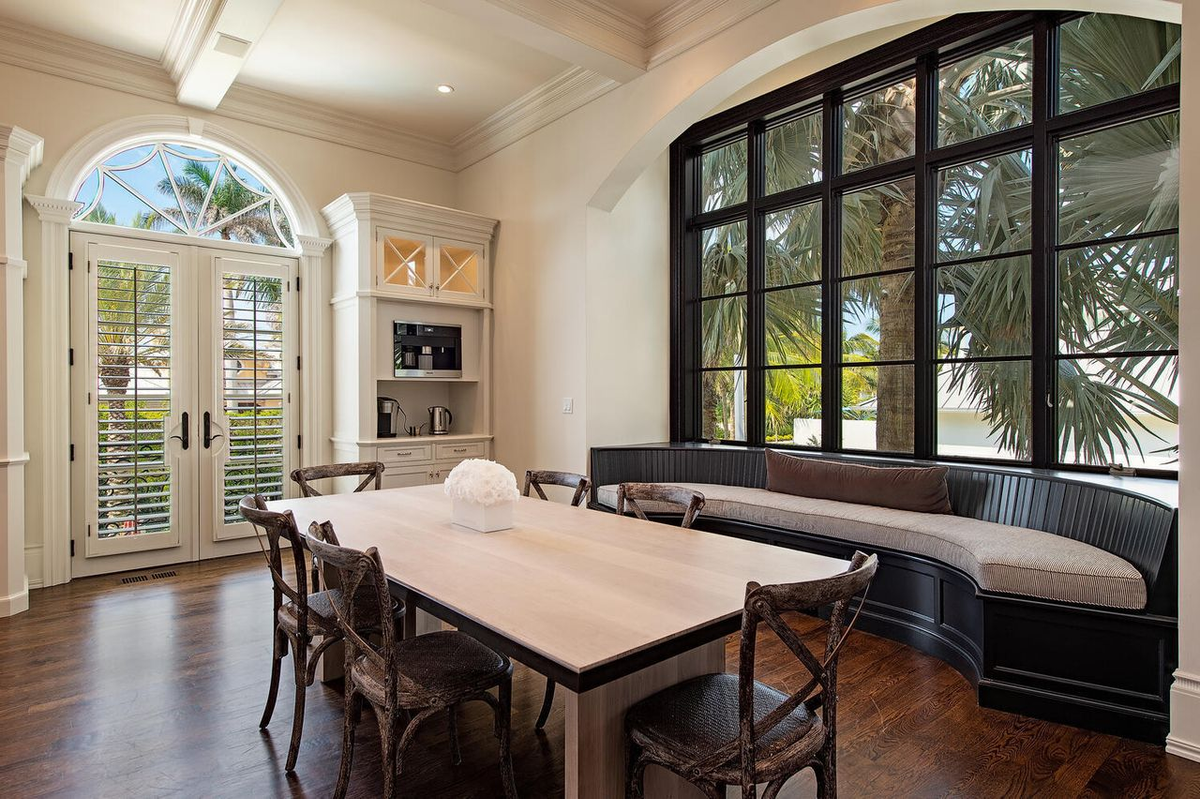 Đứng từ ngoài nhìn vào, bạn sẽ thấy toàn bộ dinh thự được ốp bằng đá cẩm thạch trắng để tạo cảm giác sang trọng và cổ điển. Cầu thang xoắn ốc bằng gỗ và đồng bên trong cũng được điêu khắc tỉ mỉ và thủ công.